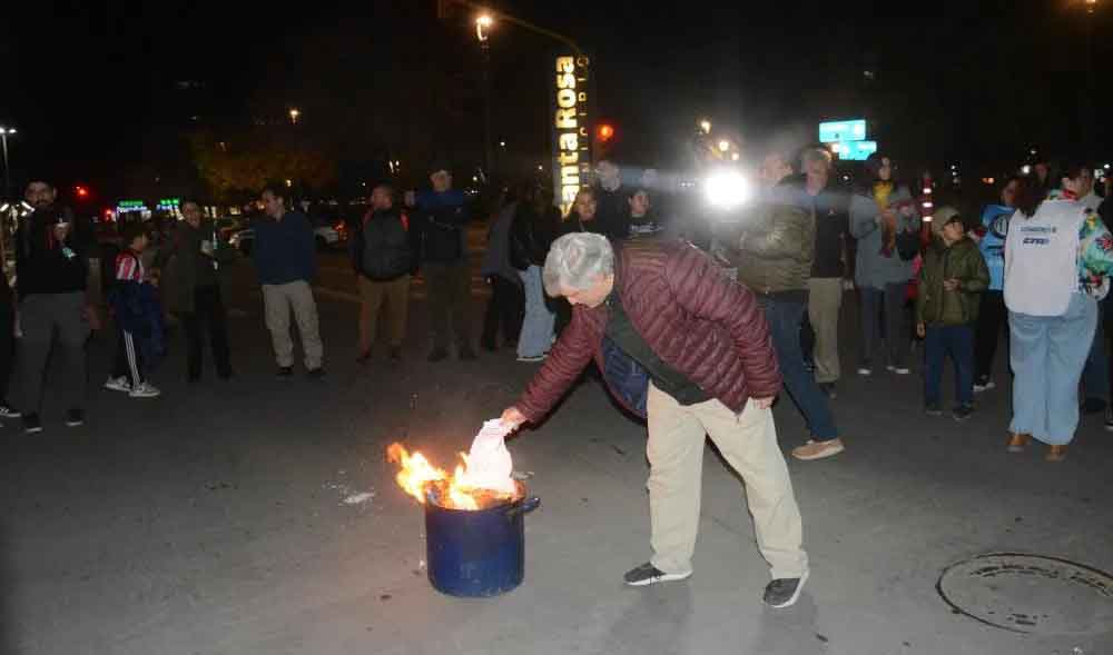 Los docentes, esta noche, en el “ruidazo”.