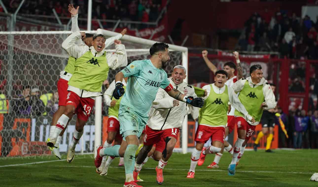 El festejo de los jugadores de Huracán tras avanzar a la final.