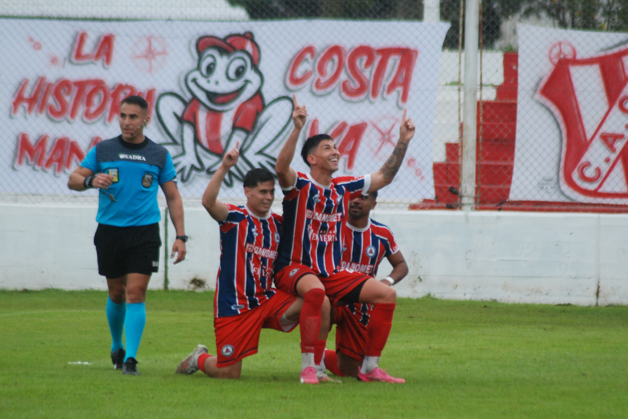 Ovando anotó en el Nuevo Pacaembú y lo celebra con sus compañeros.