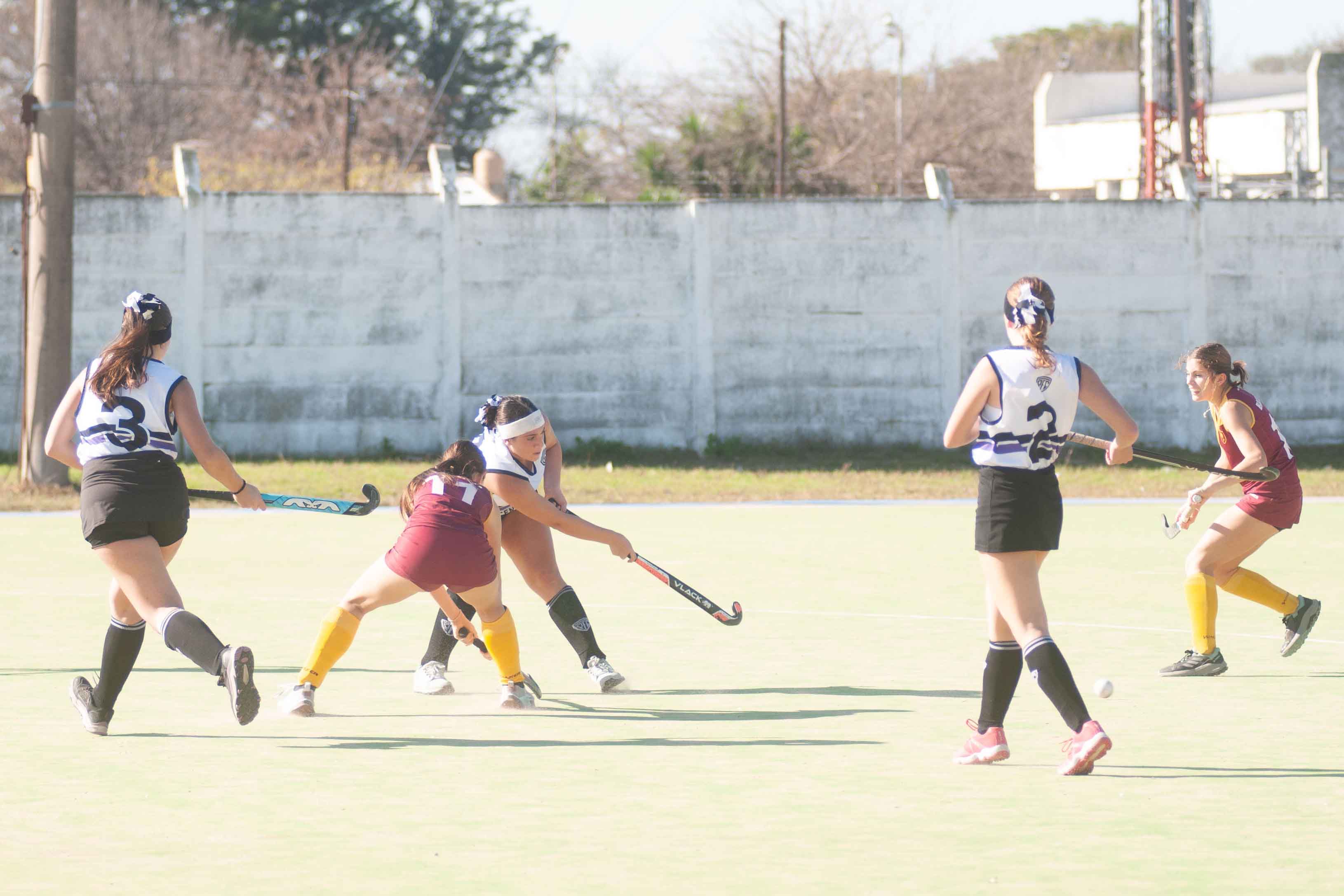 Pico FC y Santa Rosa Rugby jugaron sobre el sintético del Olímpico.