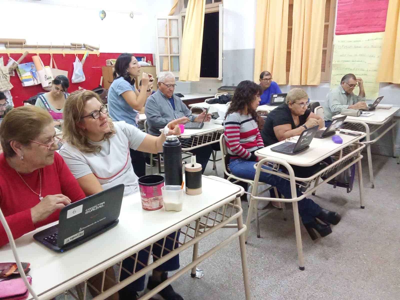 Estudiantes de la Escuela para Adultos Nº 2 en sus clases de alfabetización digital.