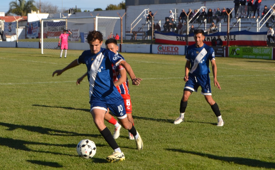 Dovisso, autor del primer gol de Newbery, con la pelota.