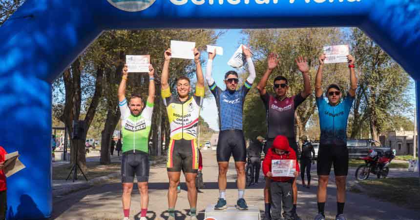 El necochense en el centro del podio, una costumbre ya.