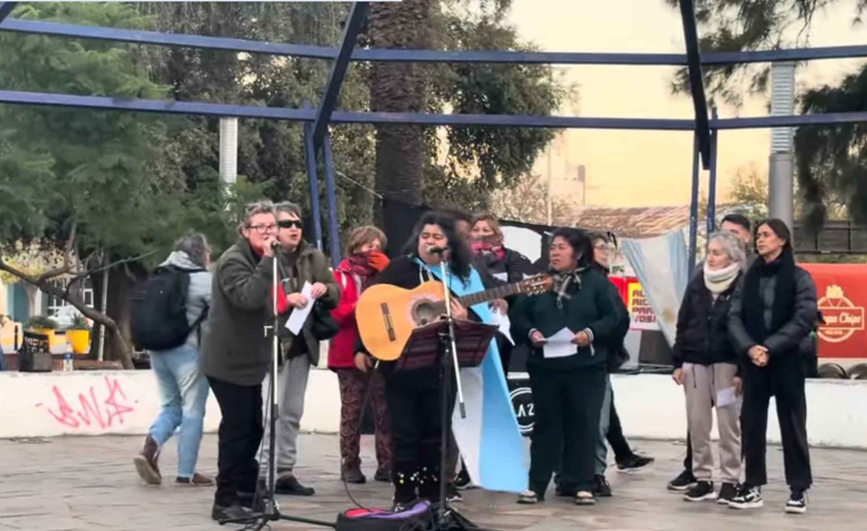 La actividad contó con discursos y música en vivo.
