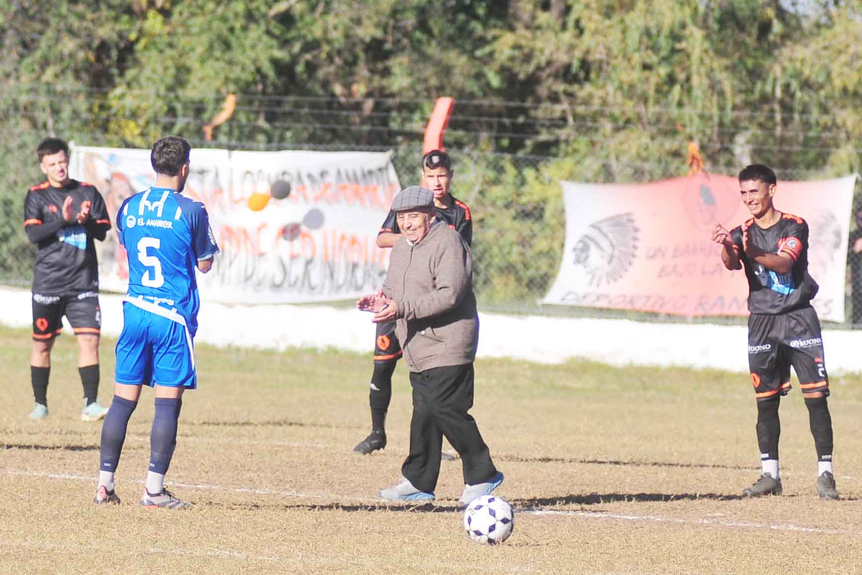 El puntapié de la tarde lo dio el gran homenajeado, Juan Carlos “Colucho” Ponteprimo.