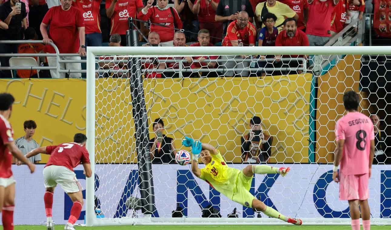 Ustari respondió ante el penal de Trezeguet.