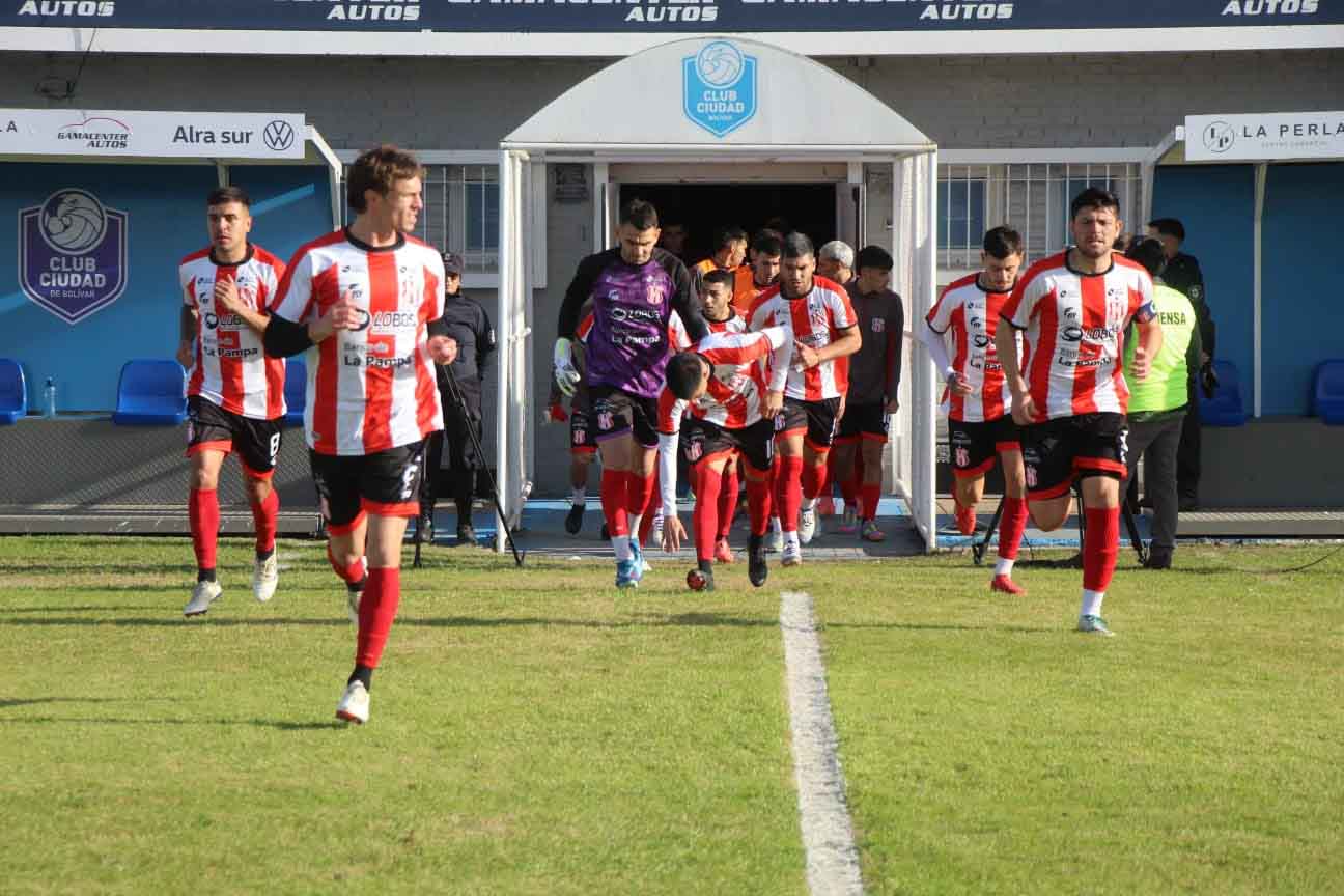 Costa, saliendo a la cancha para jugar con Ciudad de Bolívar.