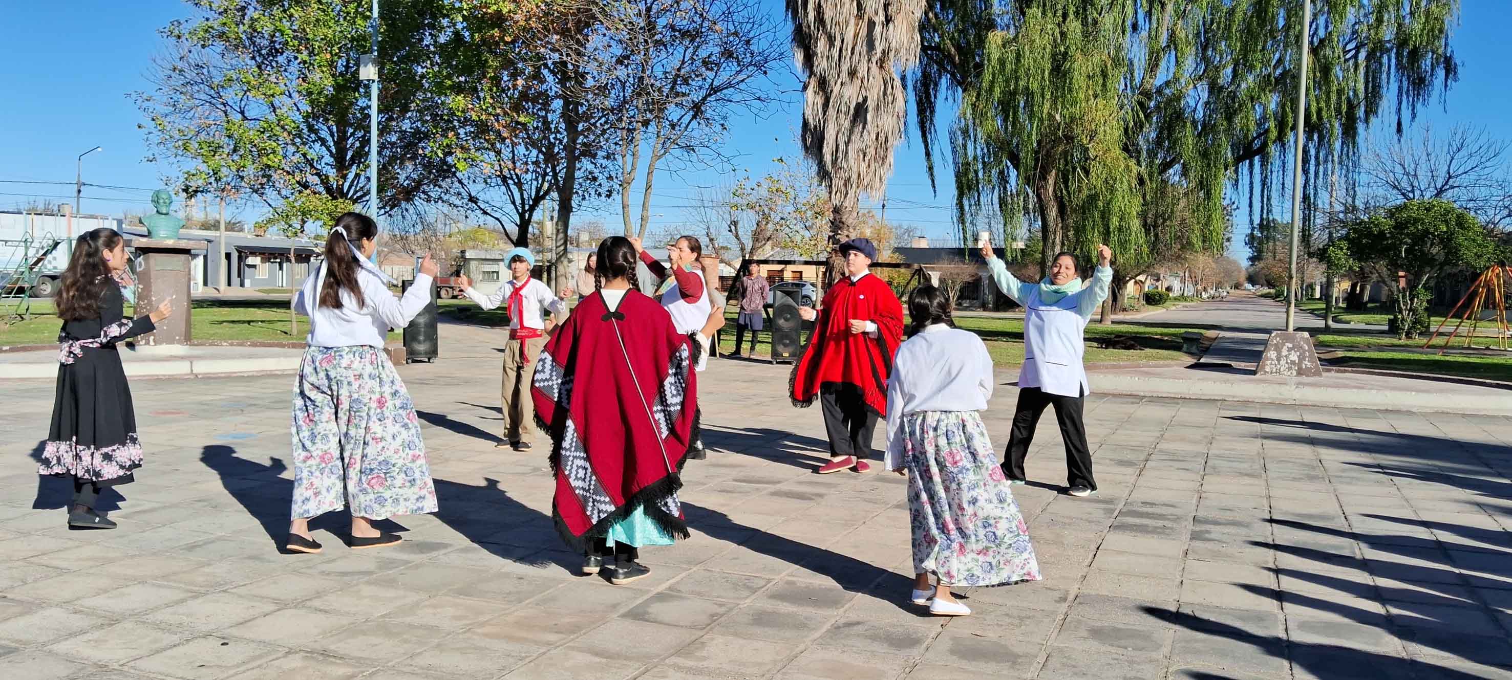 El acto contó con bailes típicos a cargo de jóvenes alvearenses.