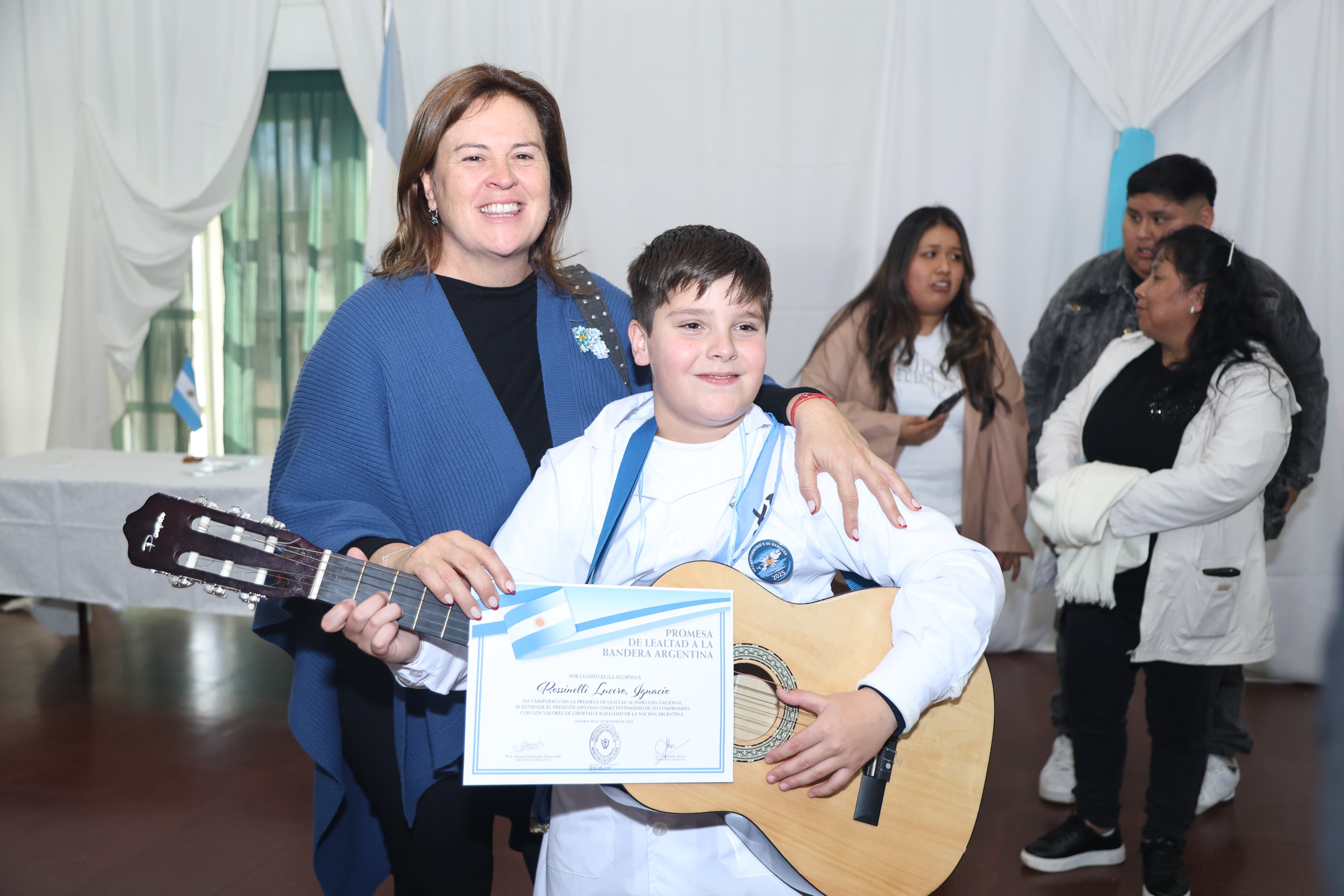 La intendenta Fernanda Alonso entregó certificados a los alumnos que participaron del acto.