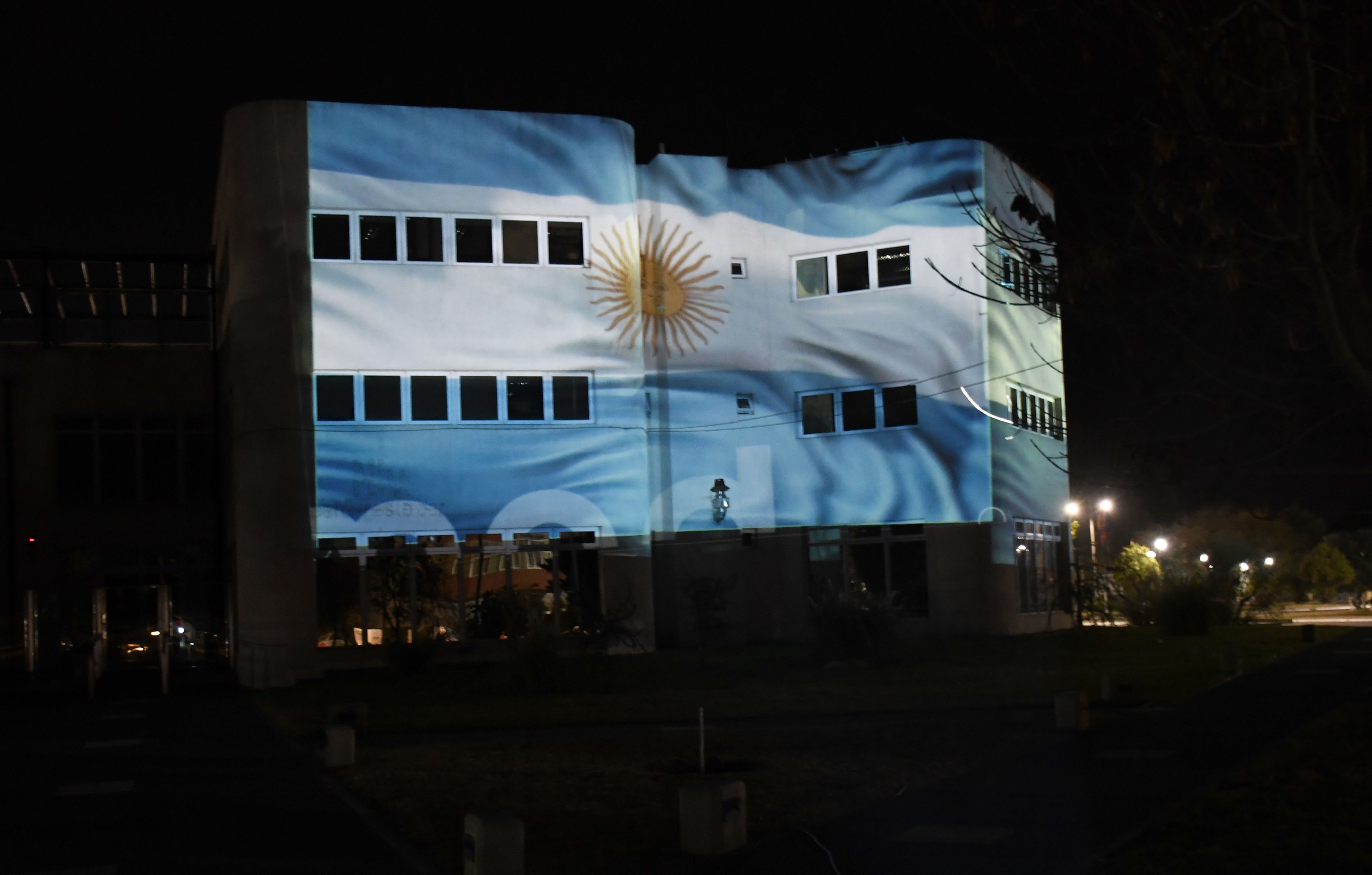 El edificio cultural se tiñó de celeste y blanco.