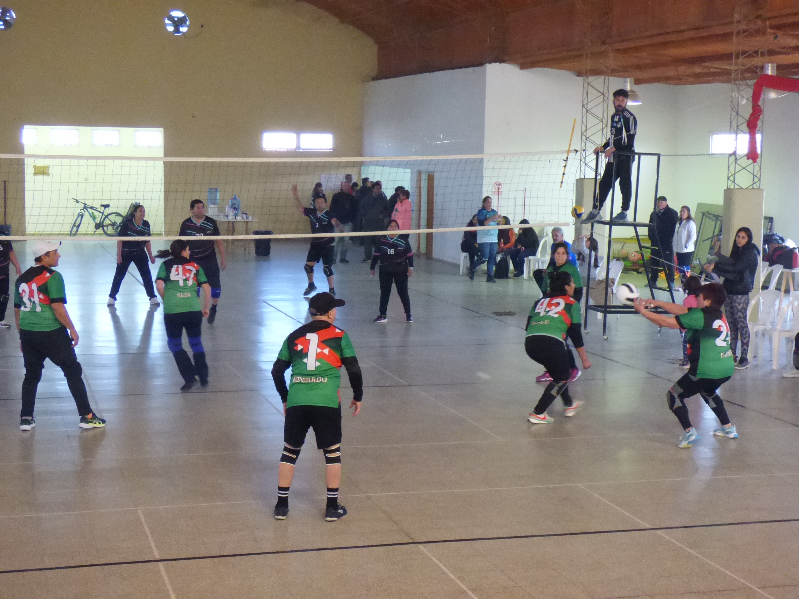 La práctica de voleibol formó parte de las actividades,