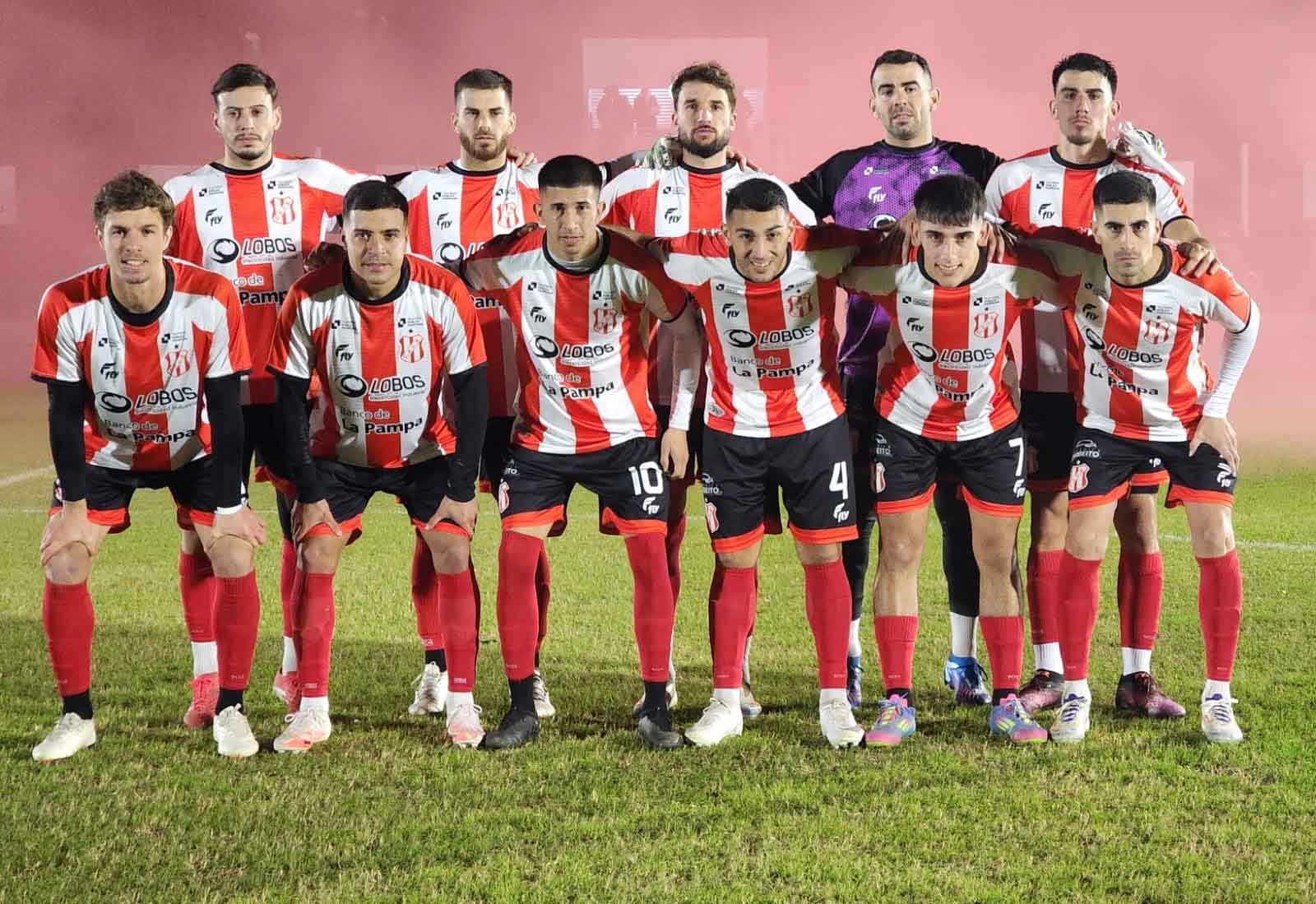 La formación del domingo pasado, con Jerónimo Gutiérrez parado, a la derecha del arquero Silva.
