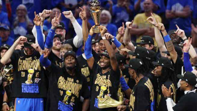 Los Thunders festejaron al ganar el séptimo juego definitorio ante los Pacers.