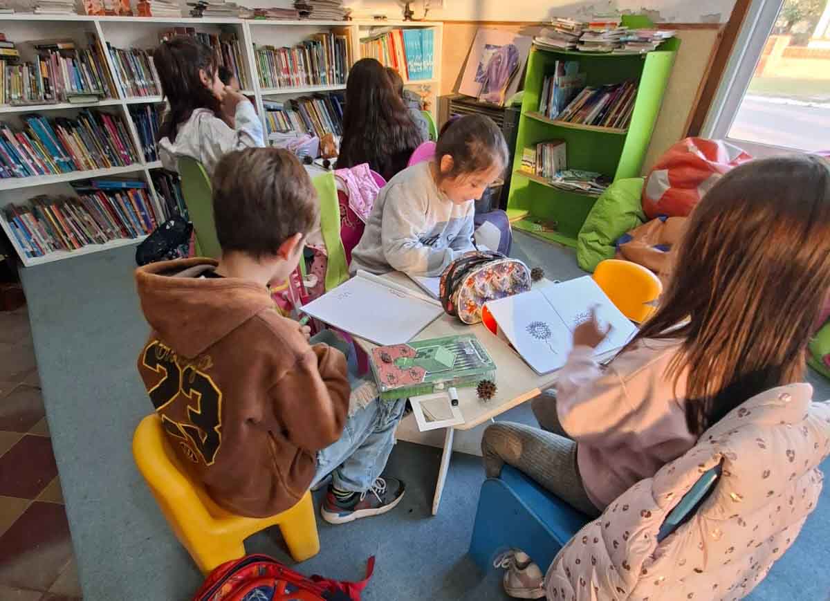 Una decena de niñas y niños participa del taller de dibujo.