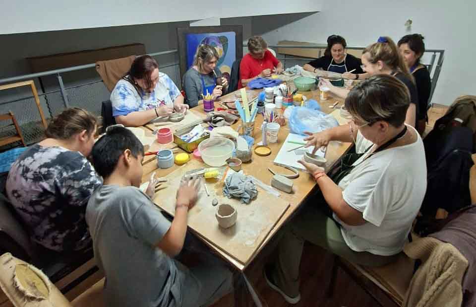 Varios jóvenes y adultos se vincularon con la cerámica.