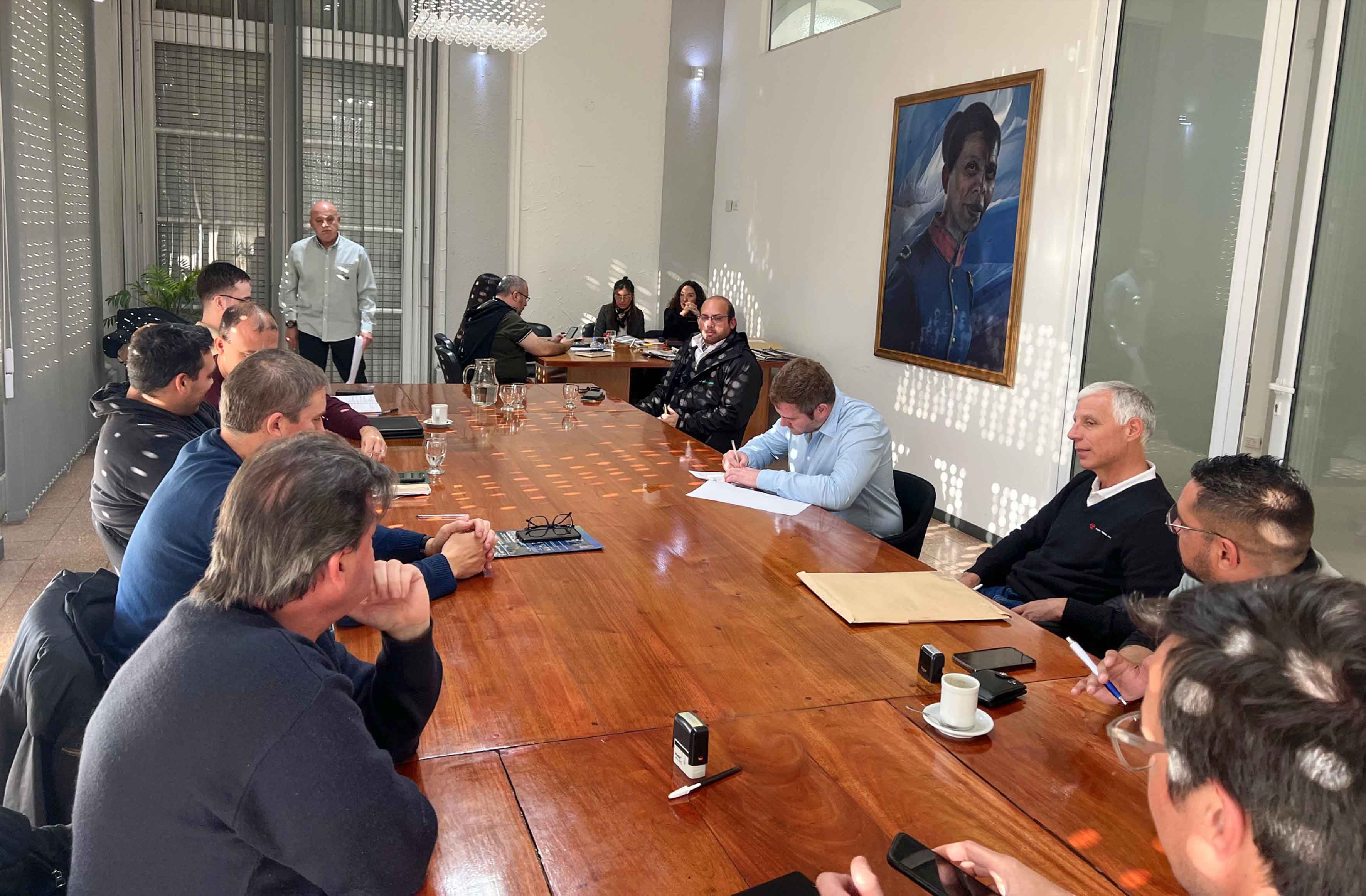 Participaron funcionarios municipales y representantes de las firmas oferentes.