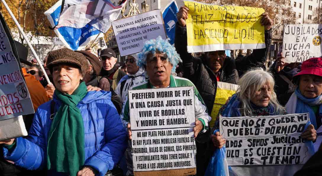 Jubilados marcharon acompañados por partidos de izquierda e hinchas de fútbol.