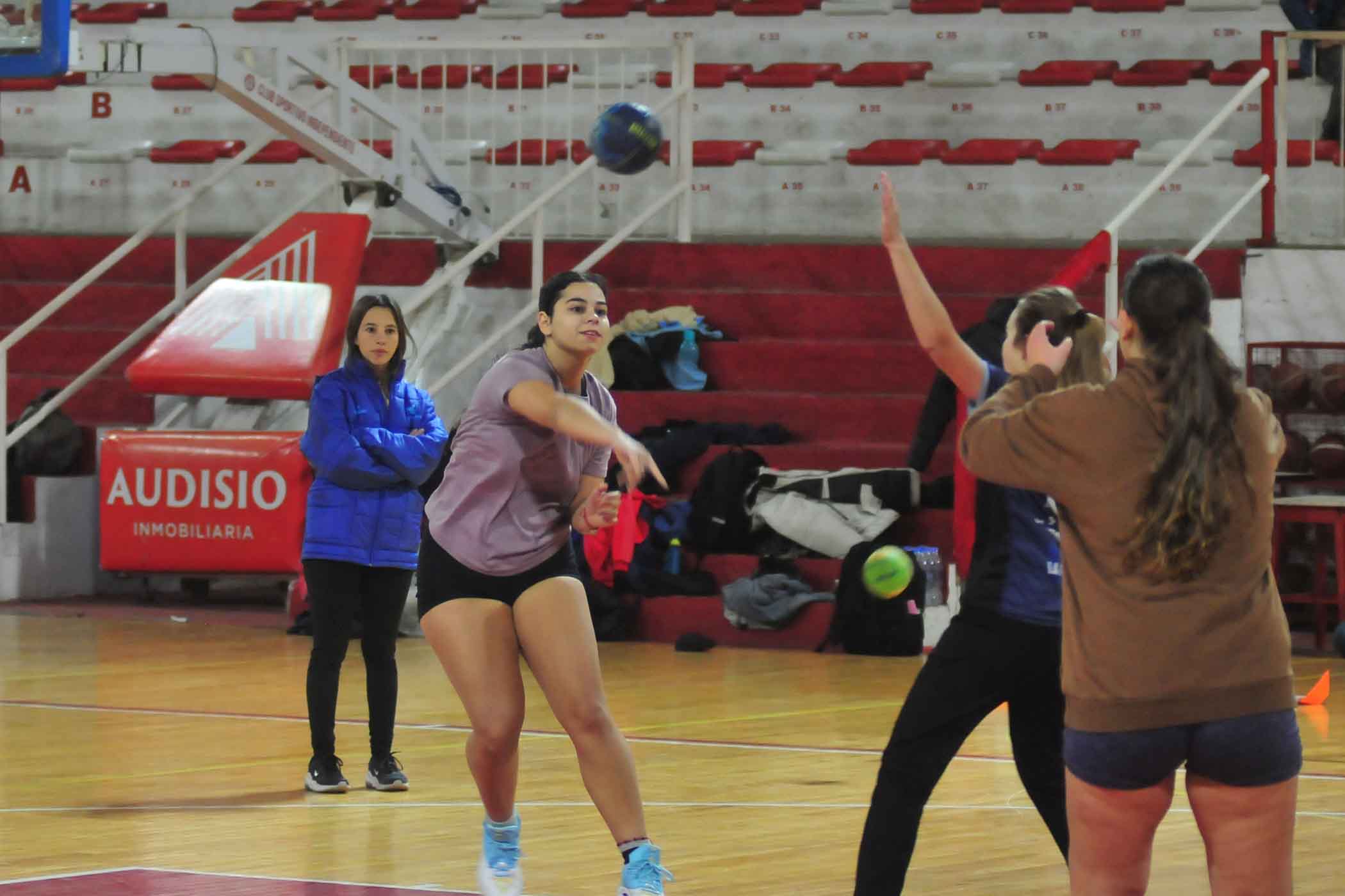 Las chicas pampeanas empataron en un vibrante juego con las bonaerenses de APeBal.