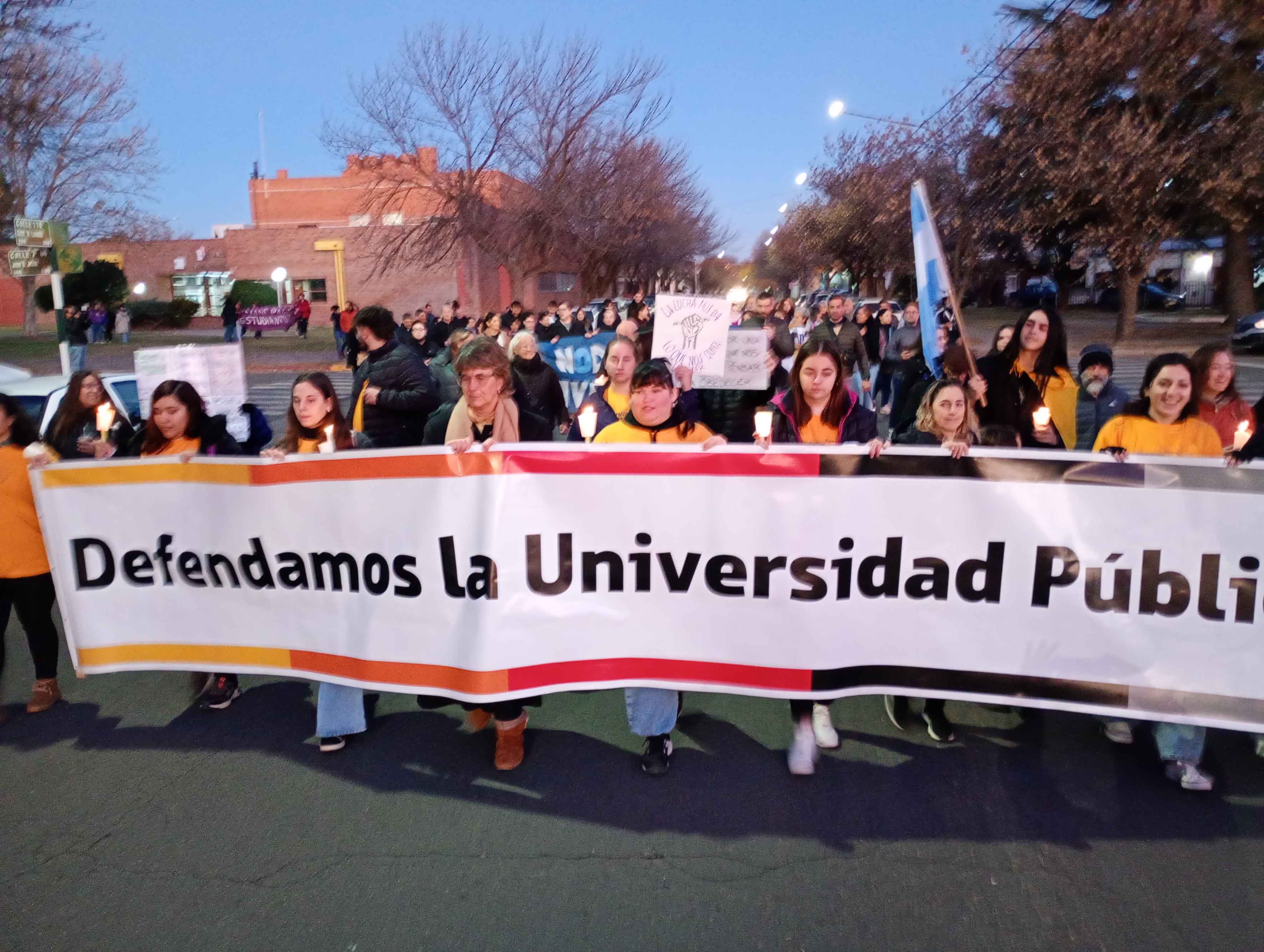 Tras la lectura de un documento, universitarios marcharon por calles piquenses.