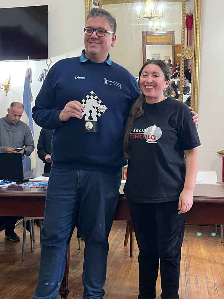 De Marzi con su premio, acompañado por la presidenta de El Círculo, Rocío Olguín.