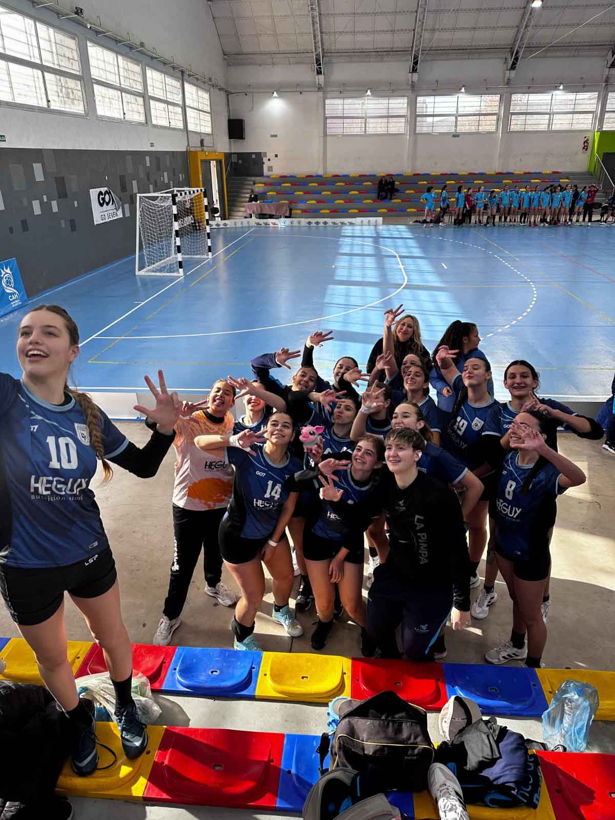 El festejo de las pampeanas tras la segunda victoria en el campeonato.