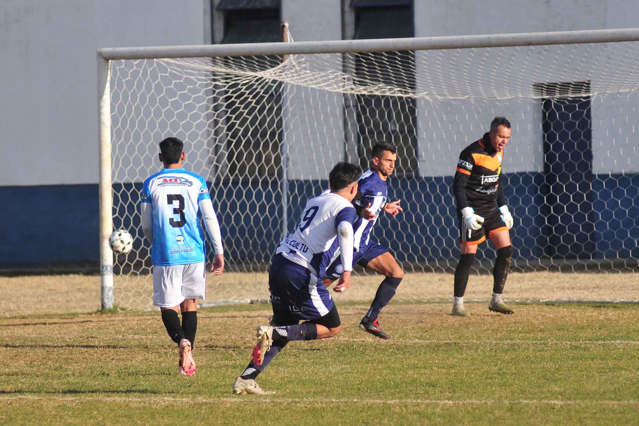 Uno de los festejos de Argentino ante Rivadavia en barrio Pacífico.