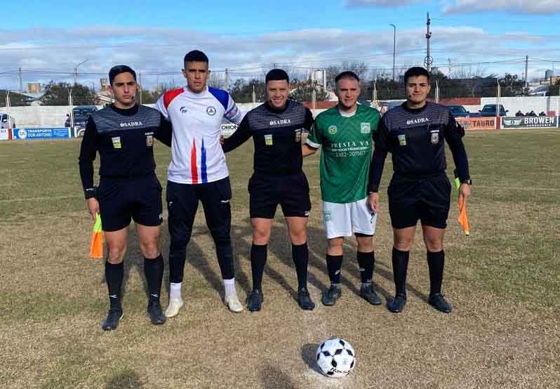 Los capitanes, junto a la terna arbitral.