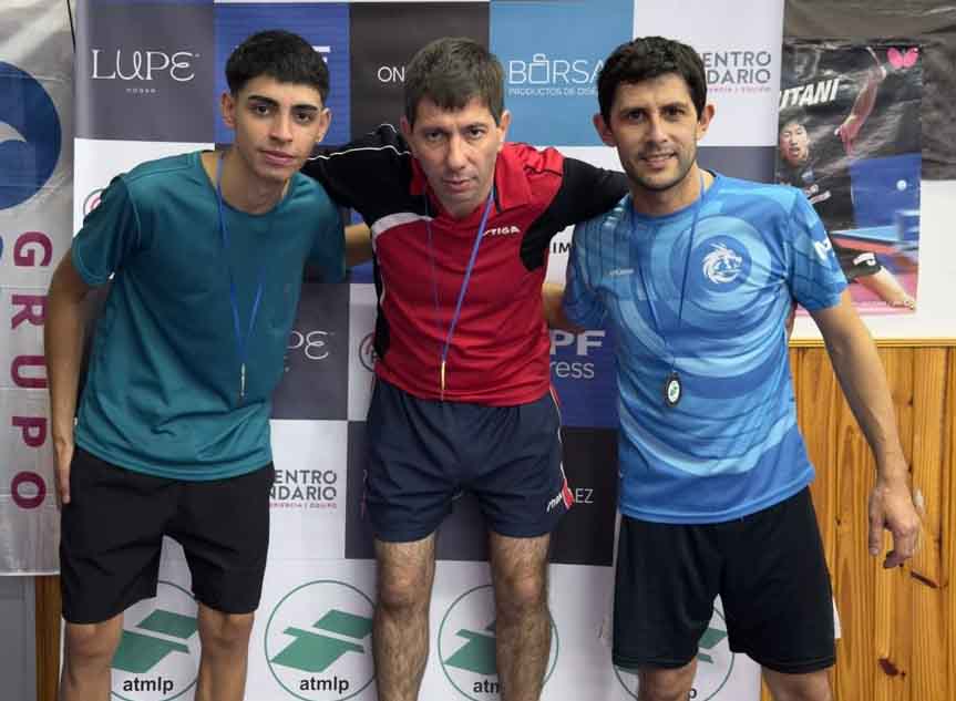 El podio de segunda, con Ariel Gómez en el centro, por ganador.