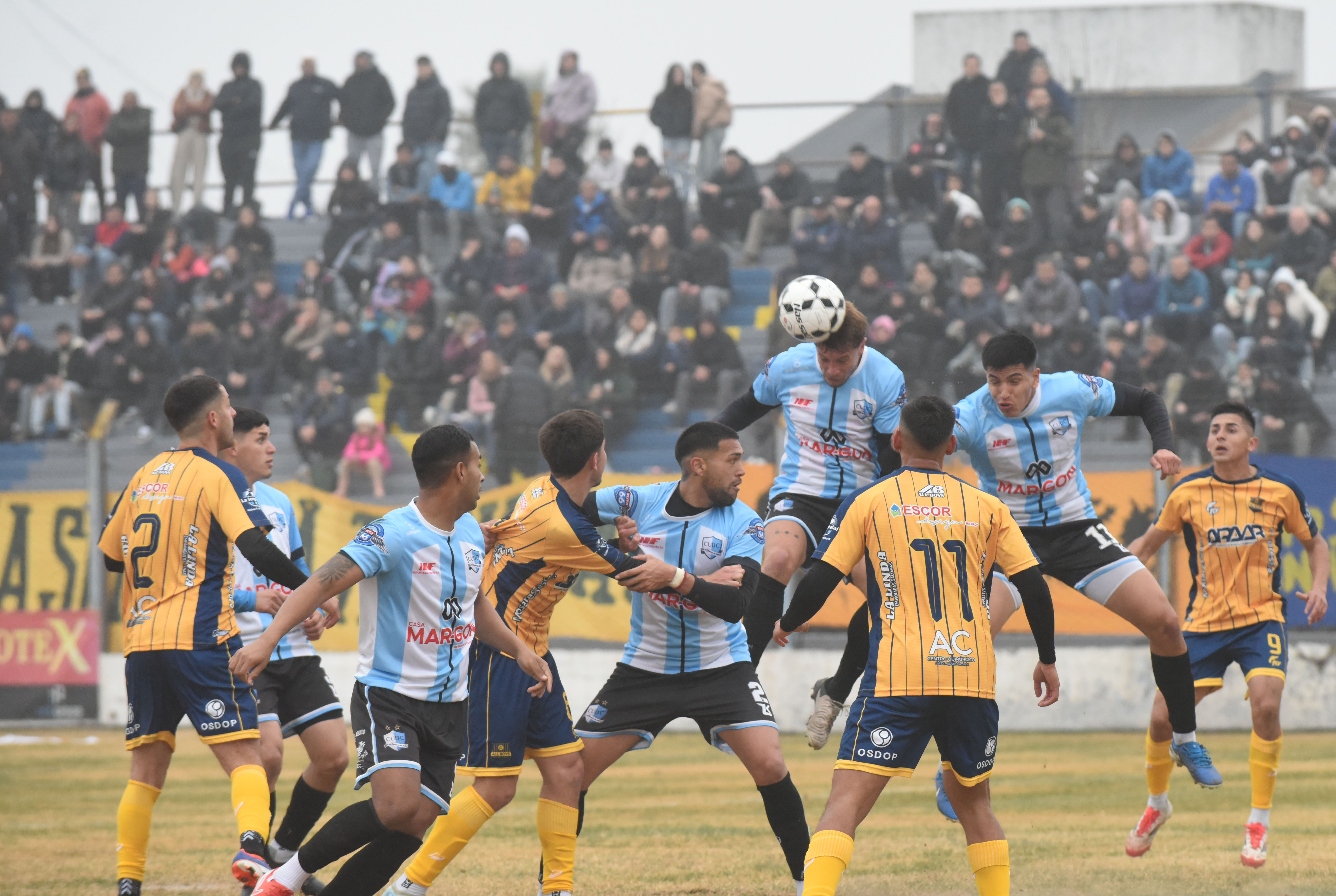 Campos a la carga. El equipo de Leguizamón estuvo cerca, pero chocó siempre con Guaraglia.