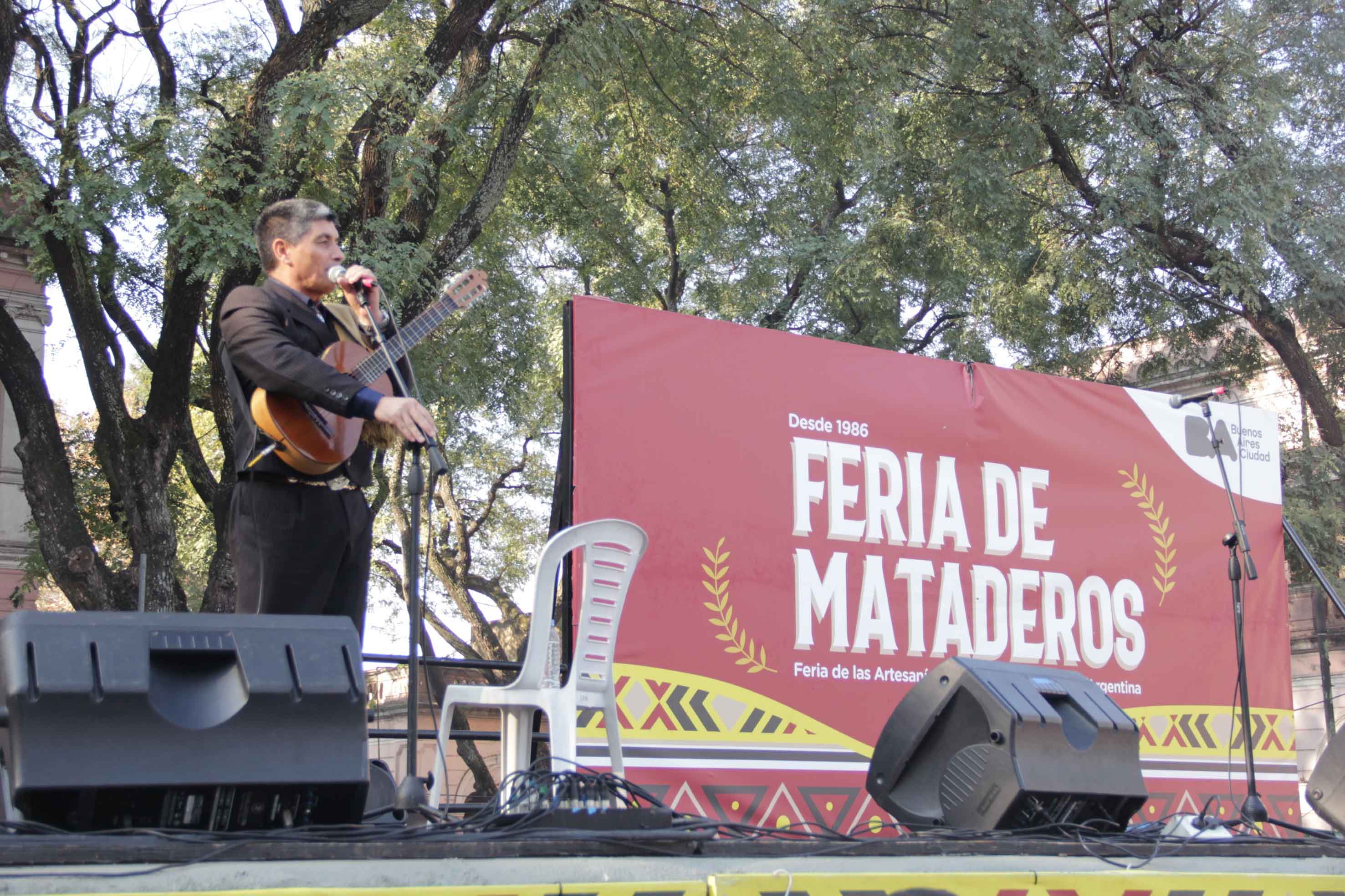 El payador Eduardo Montesino deleitó al público porteño.