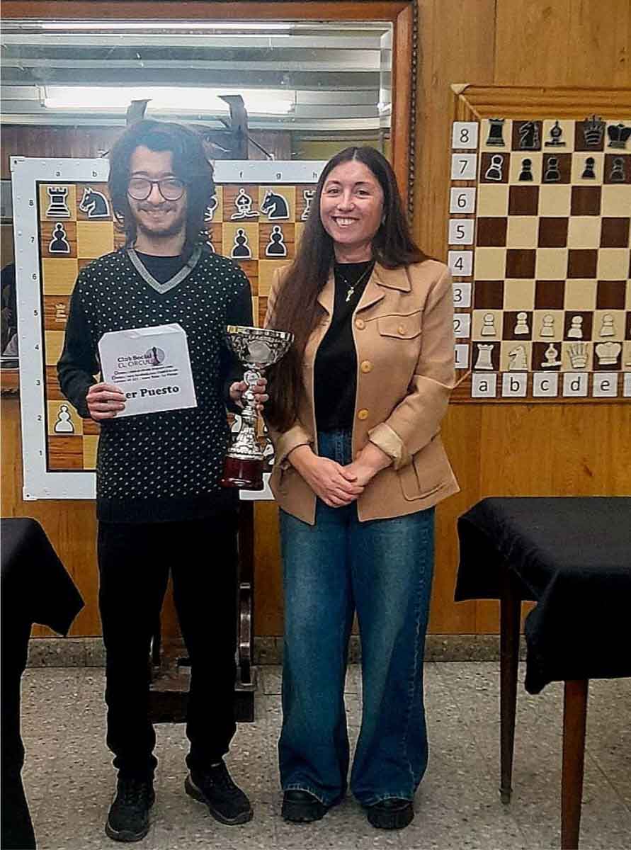 Llanos con Rocío Olguín, la presidenta de El Círculo, en la premiación.