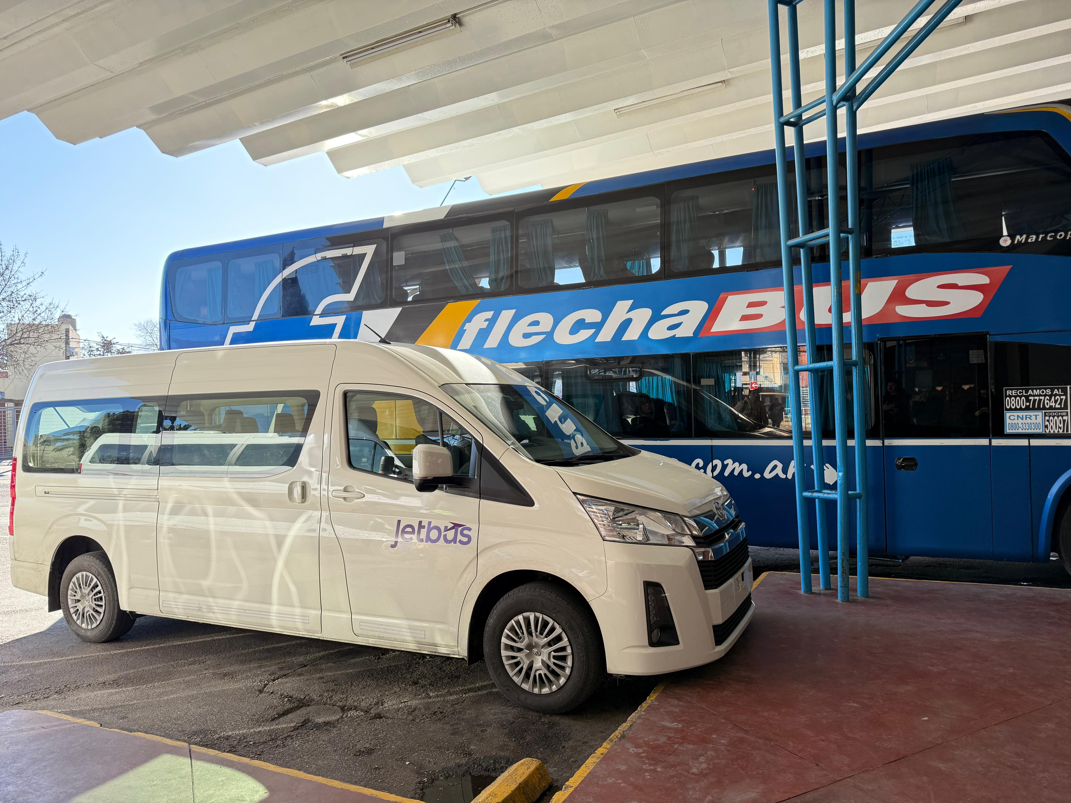 Jet Bus conecta las localidades de Bernardo Larroudé, Intendente Alvear y General Pico.