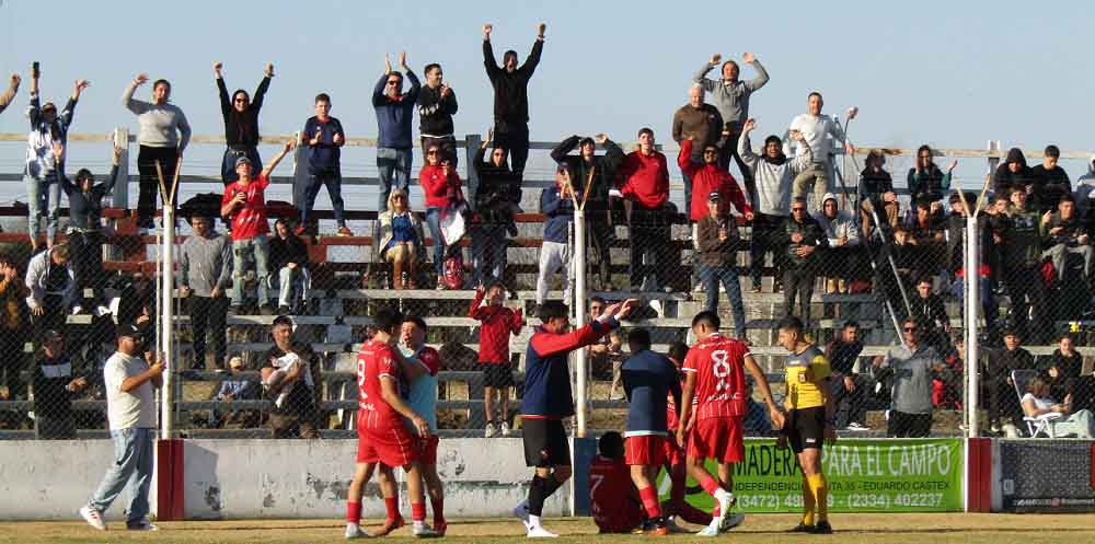 El festejo de los jugadores del Rojo de cara a su gente.