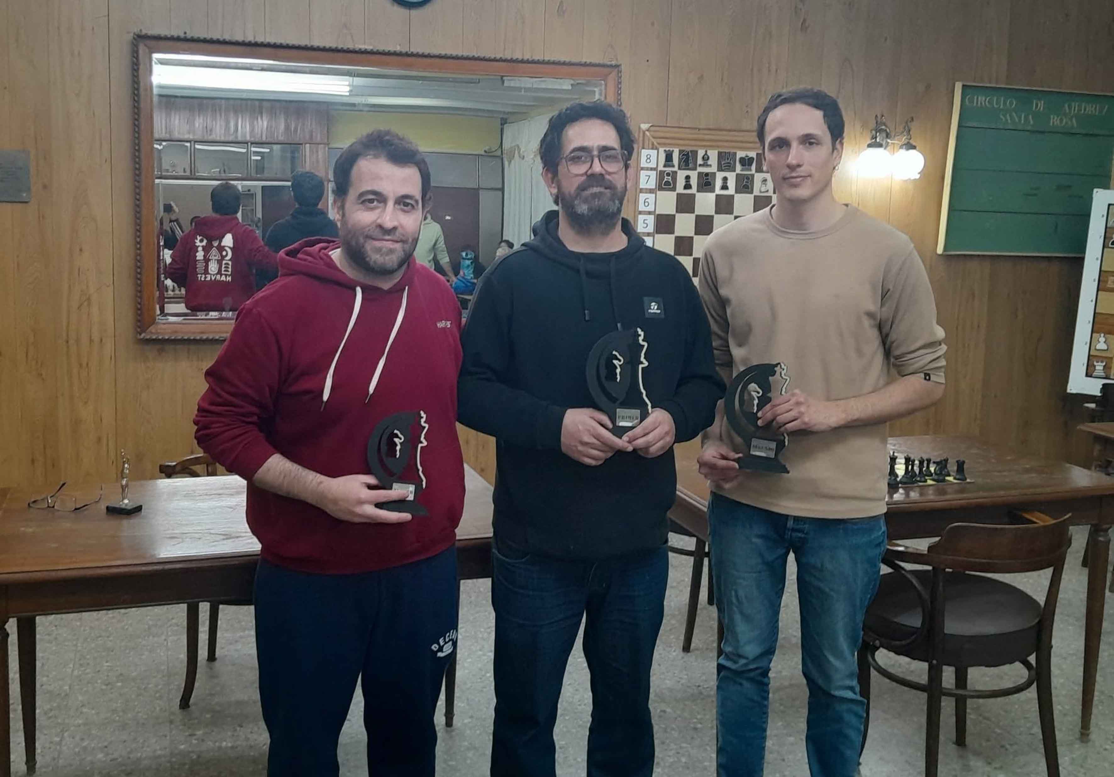 El podio, con Mansilla en el centro, flanqueado por Lugones y Ranalli.