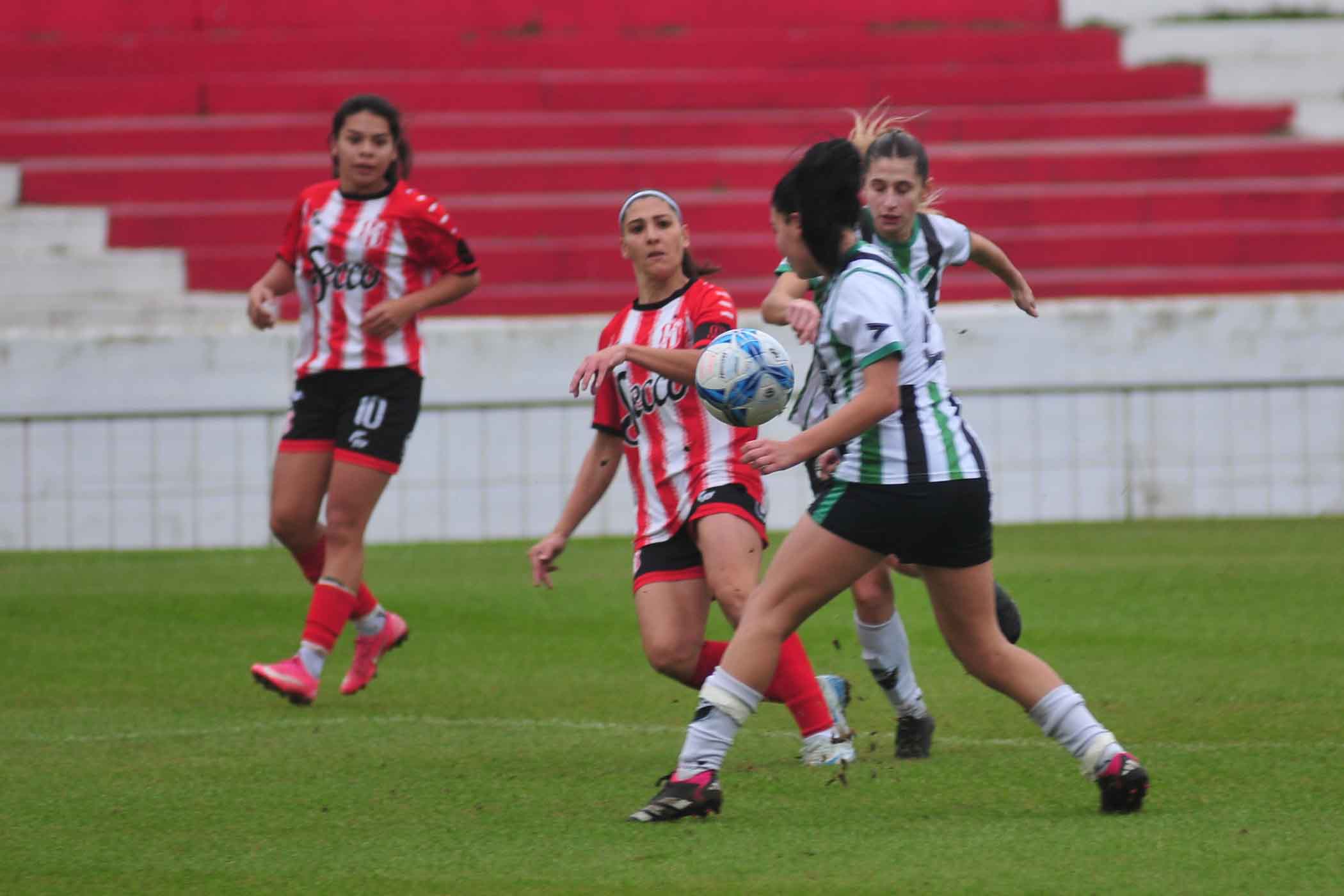 Costa dio vuelta la derrota en el Pacaembú, goleando en Bahía Blanca.