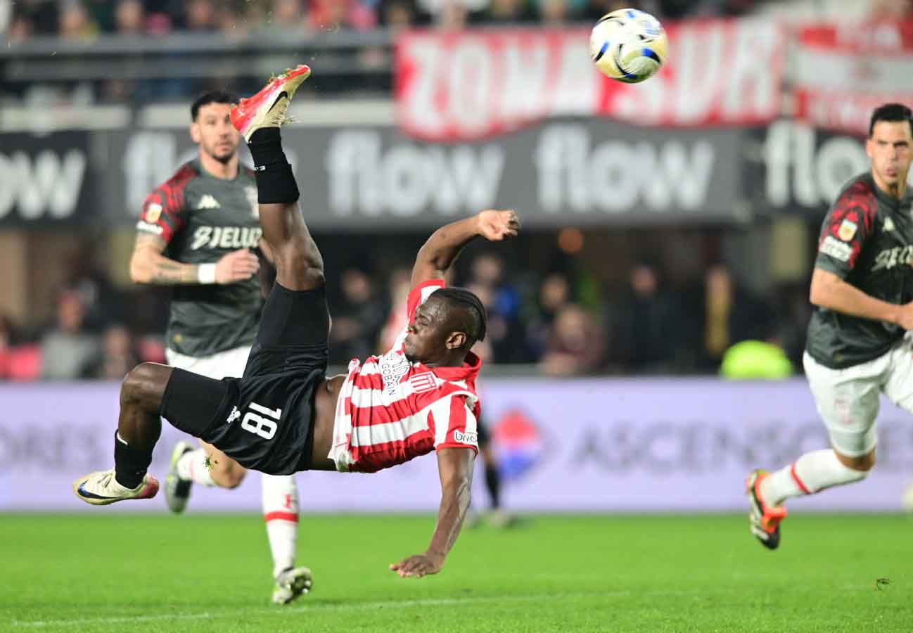 Con goles de Cetré y Castro, el “Pincha” pudo con el “Globo” en La Plata.