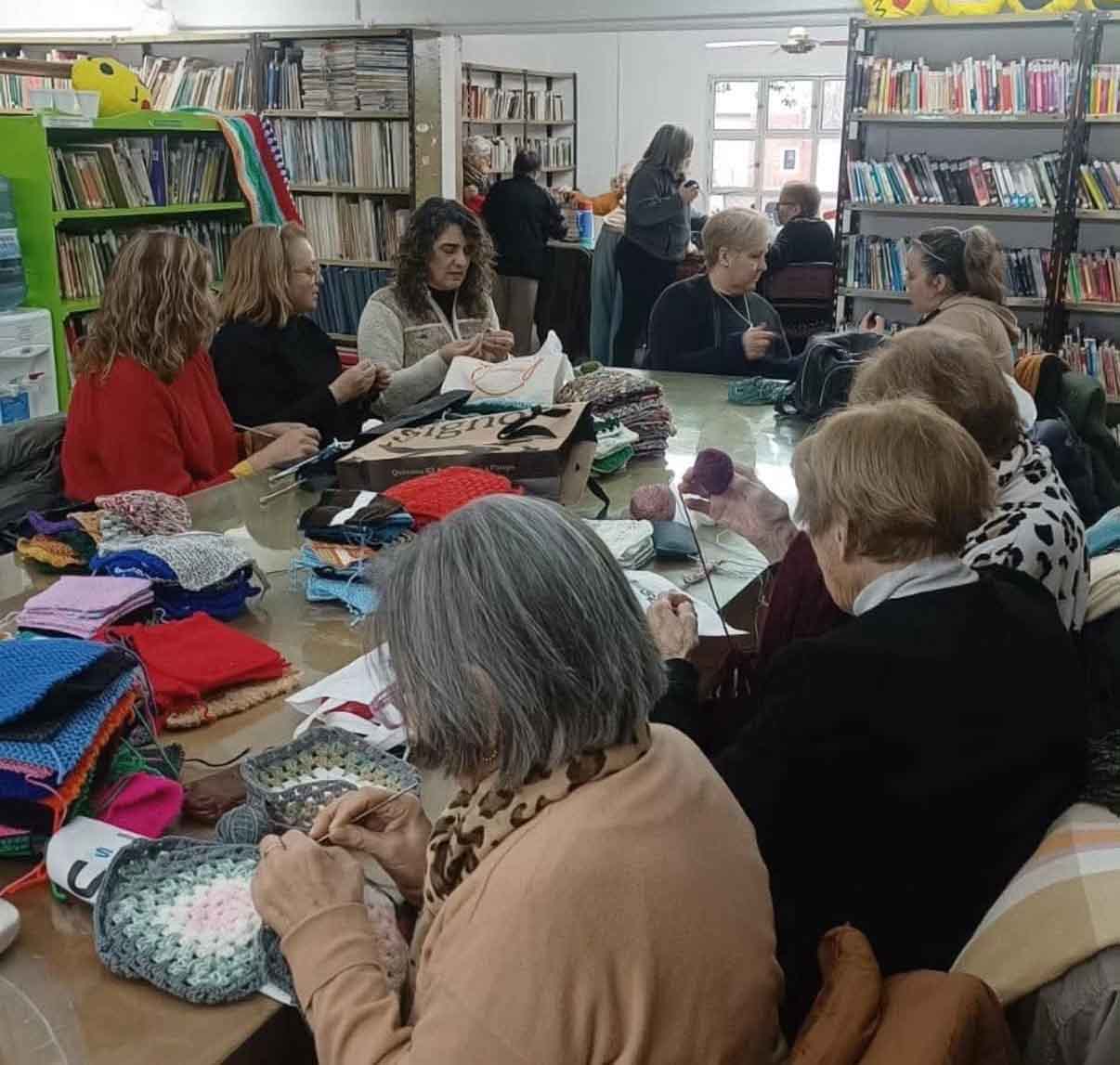 La propuesta tiene como objetivo confeccionar cuadraditos de lana, para armar mantas.