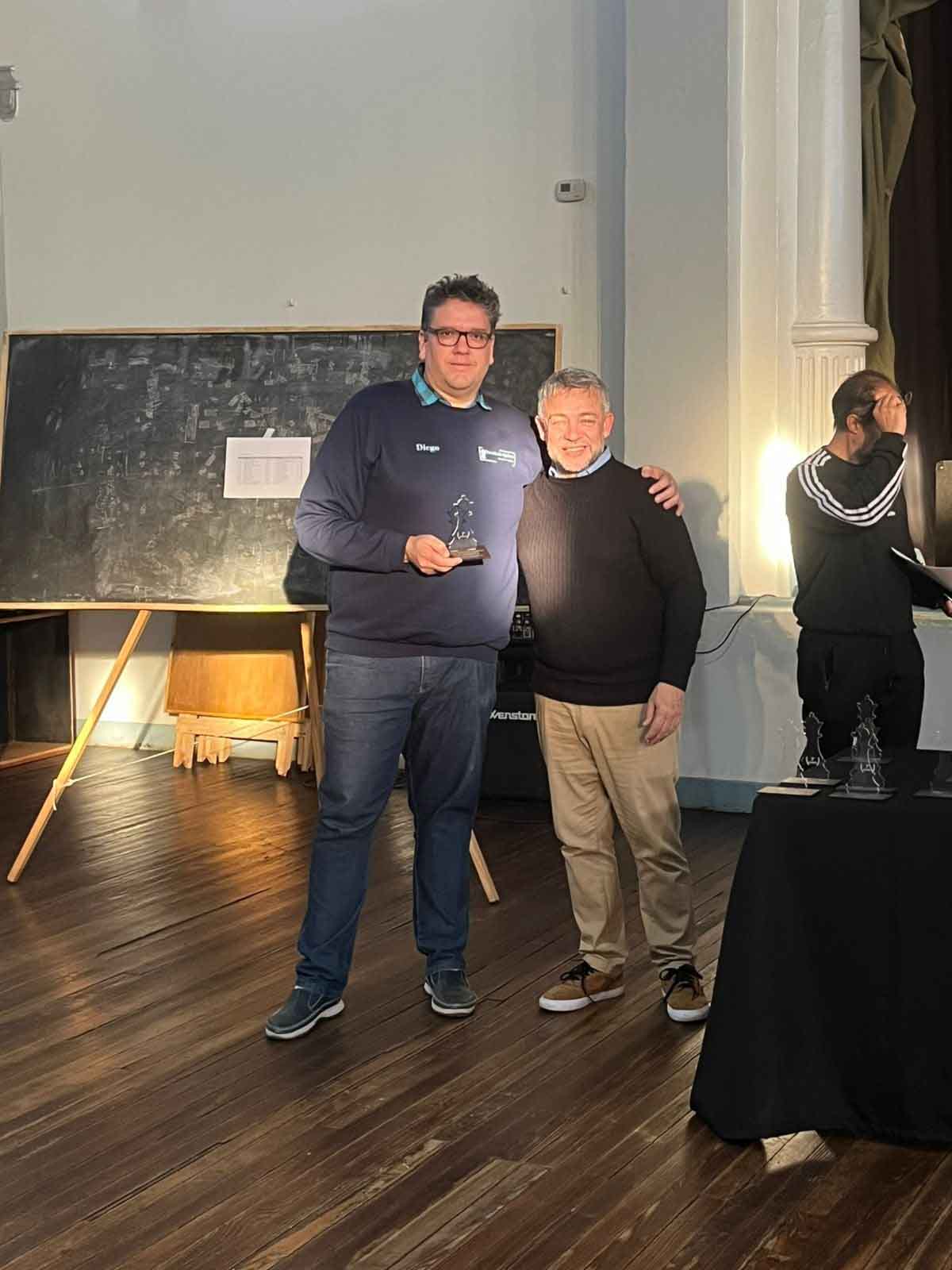 El santarroseño con su trofeo. El torneo continúa su marcha por distintas plazas.