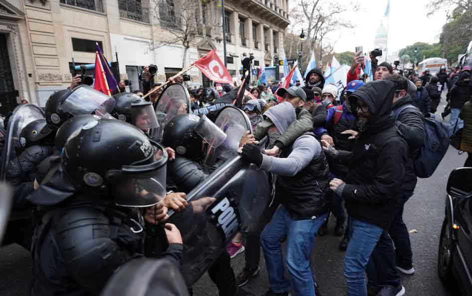 La policía preparó un importante operativo en las inmediaciones del recinto, mientras buscan evitar los cortes de calle aplicando el protocolo antipiquete.