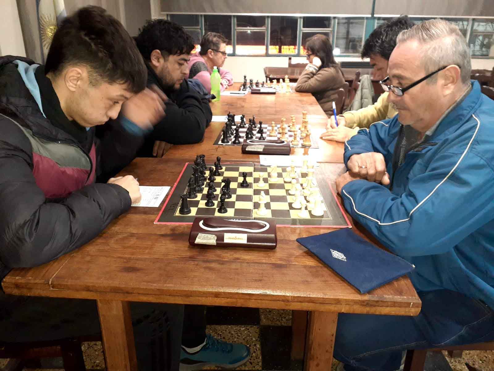 El juvenil Nicolau y Norberto Sánchez, en una de las partidas realizadas.