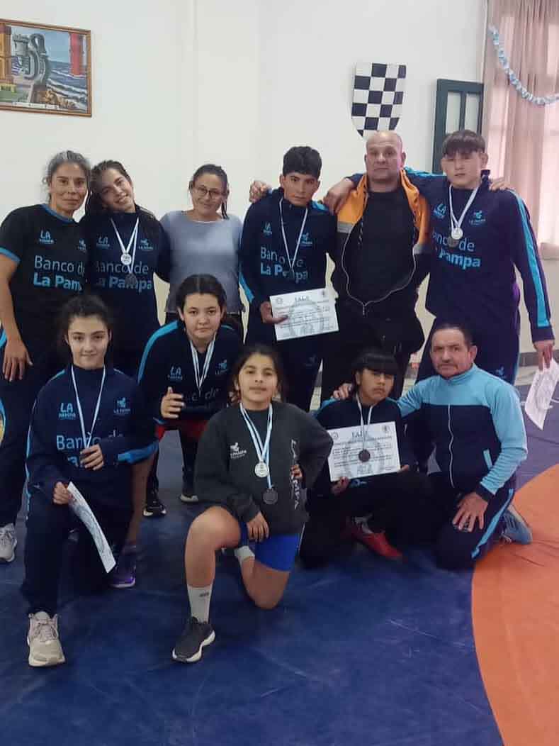 La delegación pampeana con sus medallas.