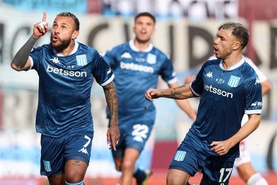 Duván Vergara festeja el primer gol de la victoria racinguista.
