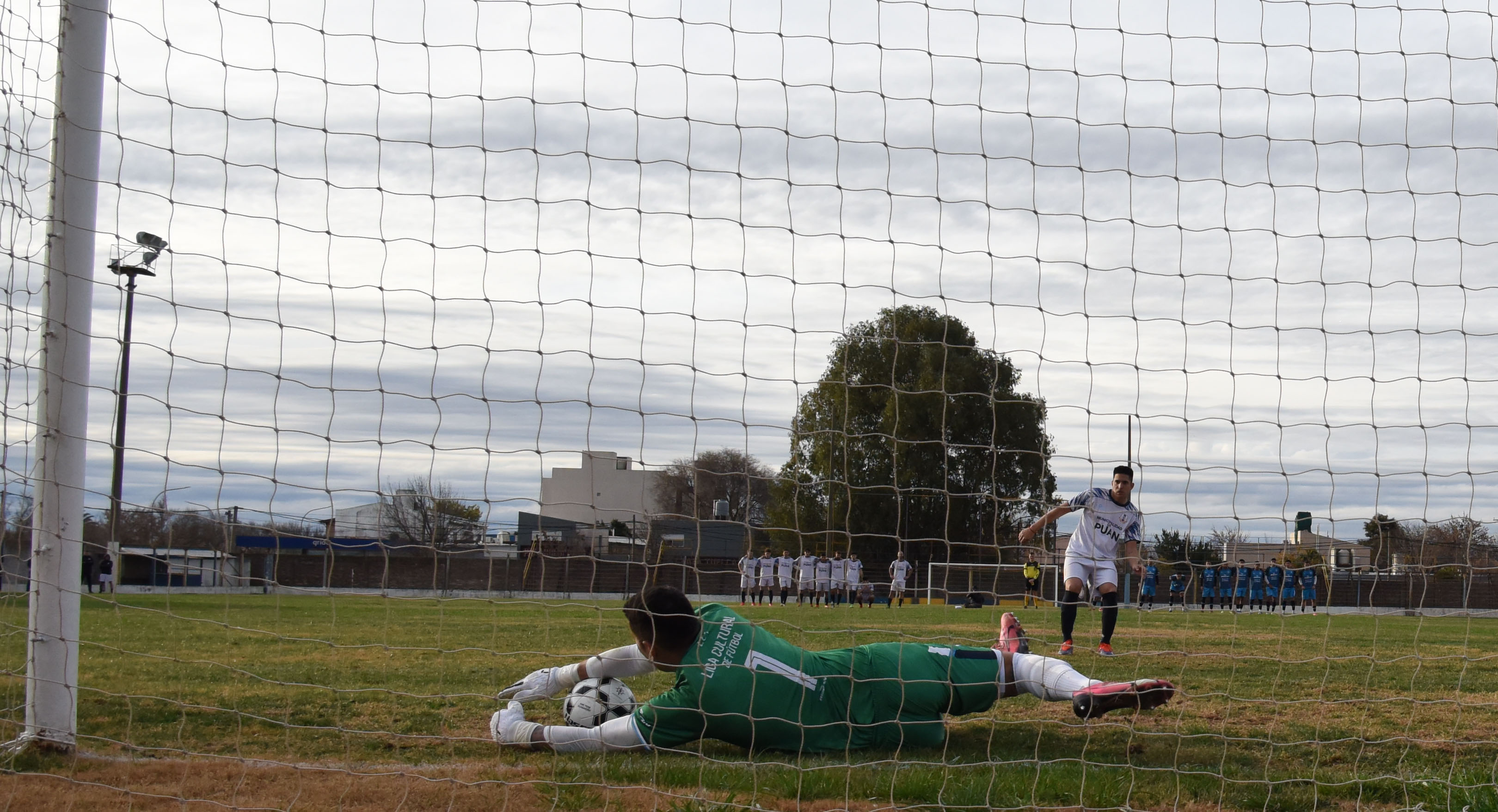 La atajada final de Castaño ante el remate de Alzamendi.