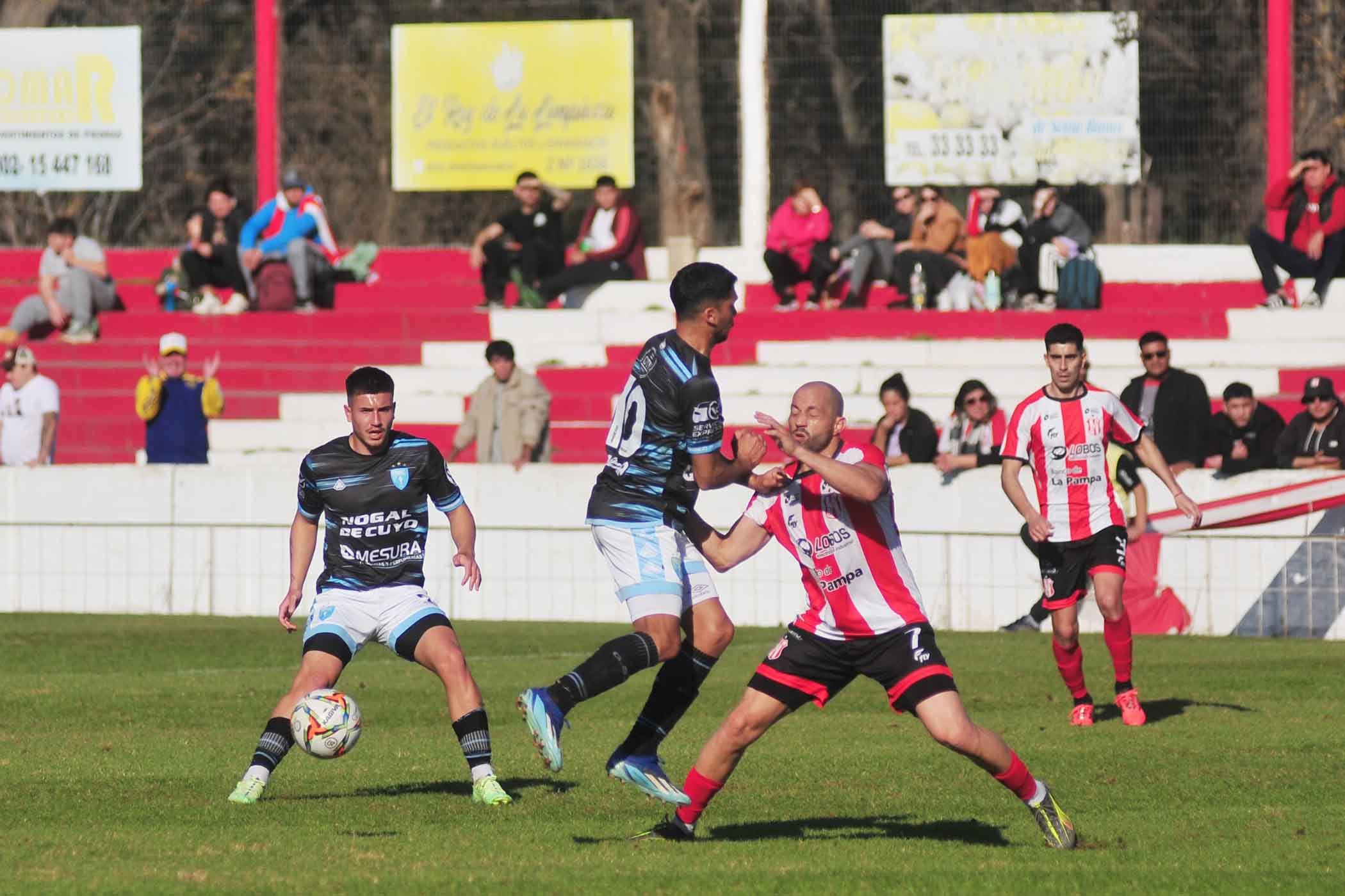 Costa irá por una victoria en su casa ante otro equipo que apunta a los cuartos.