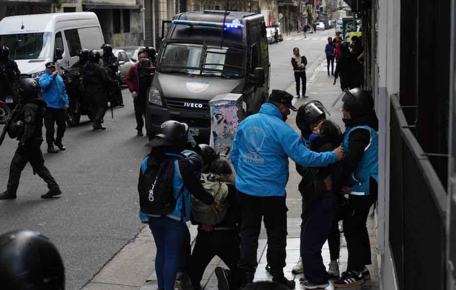Nueva jornada de violencia en la marcha de los jubilados, a la que se sumaron trabajadores del Garrahan.