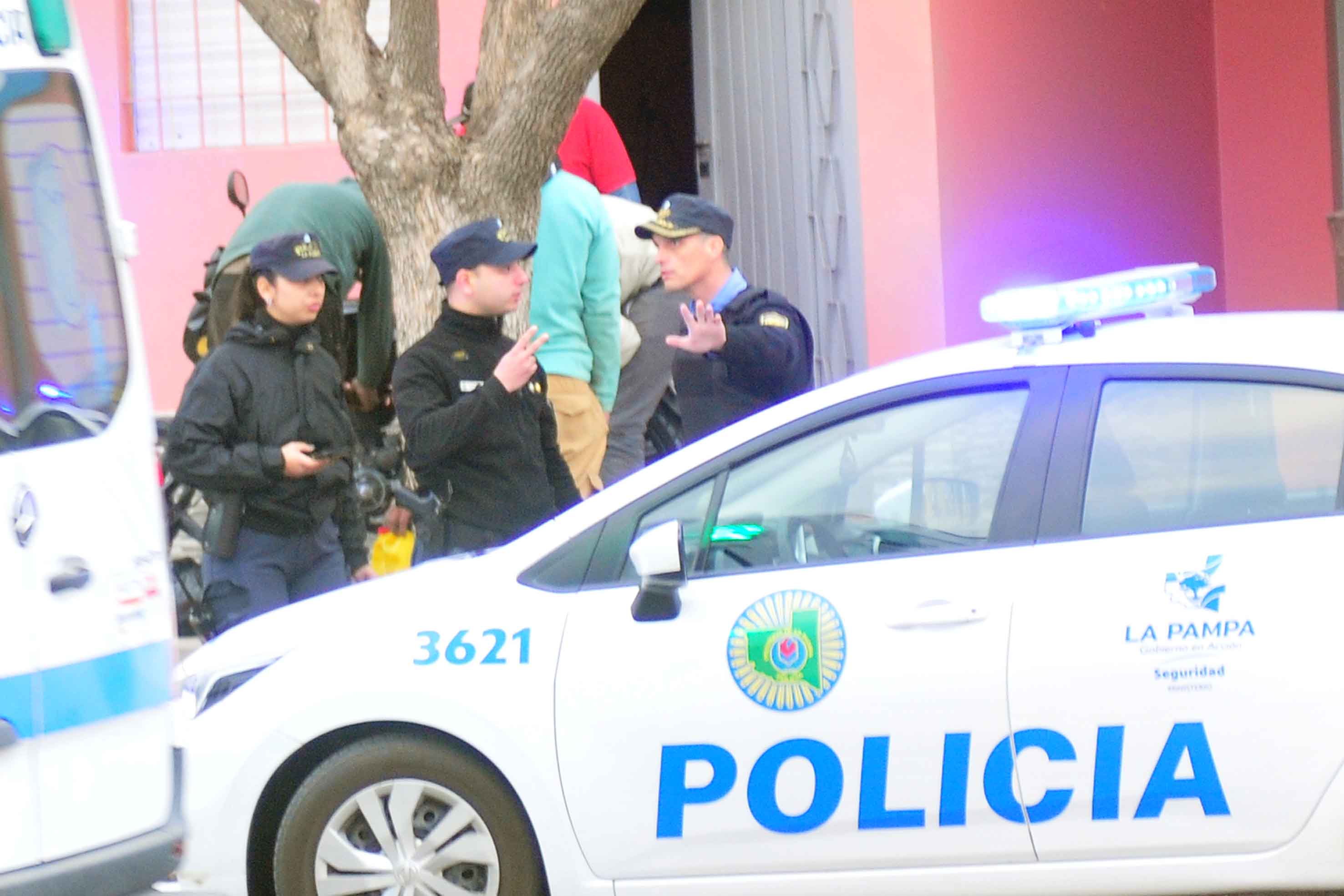 La Policía debió concurrir una propiedad por un hecho de violencia. Dos personas resultaron heridas