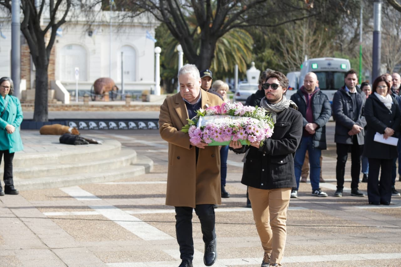 Se colocaron ofrendas florales en el monumento de San Martín.