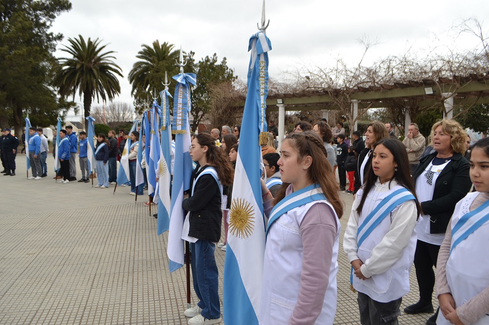 El acto contó con banderas de ceremonia de distintas instituciones educativas.