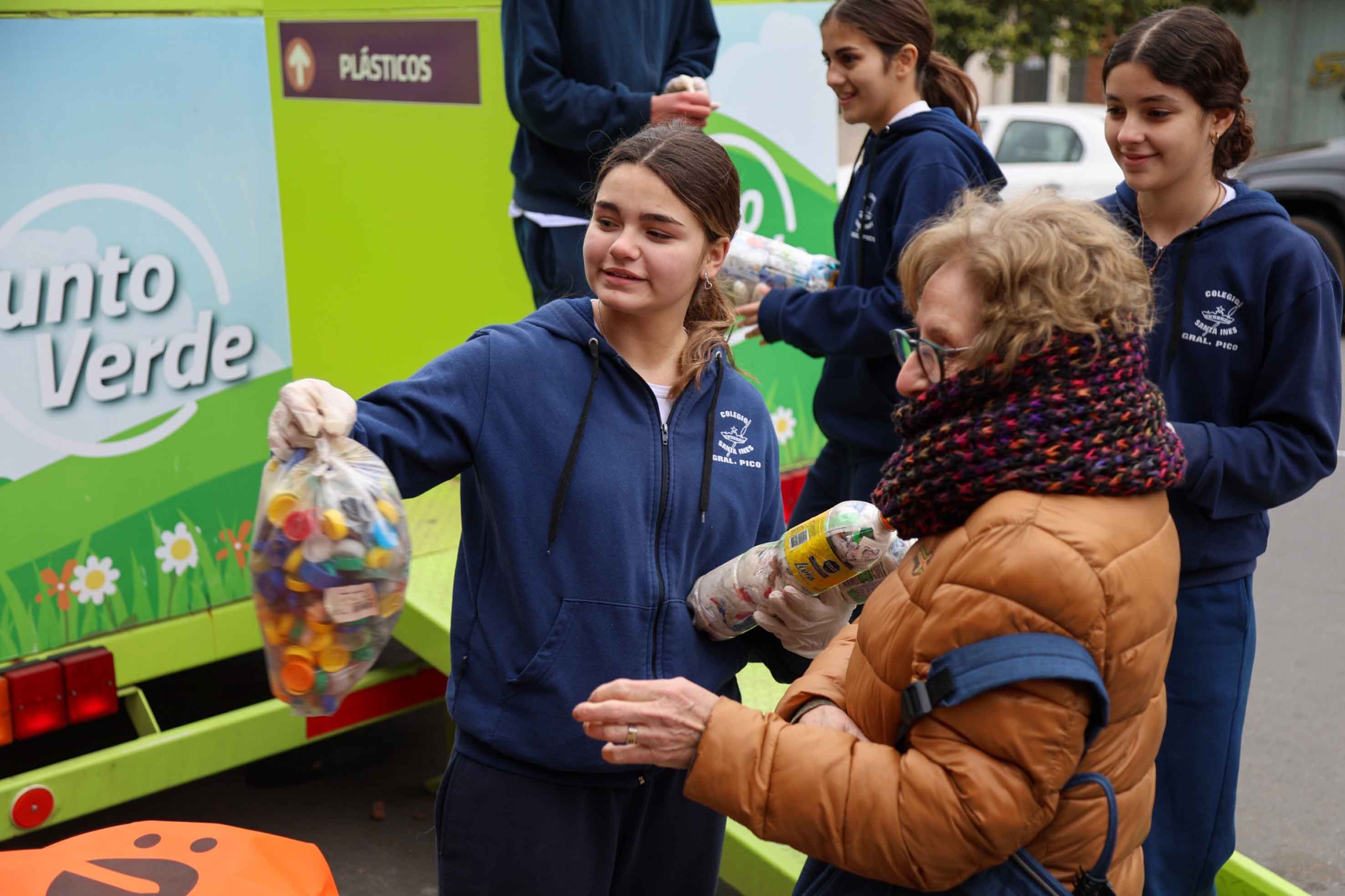 Vecinos acercaron residuos reciclables al Punto Verde Móvil.