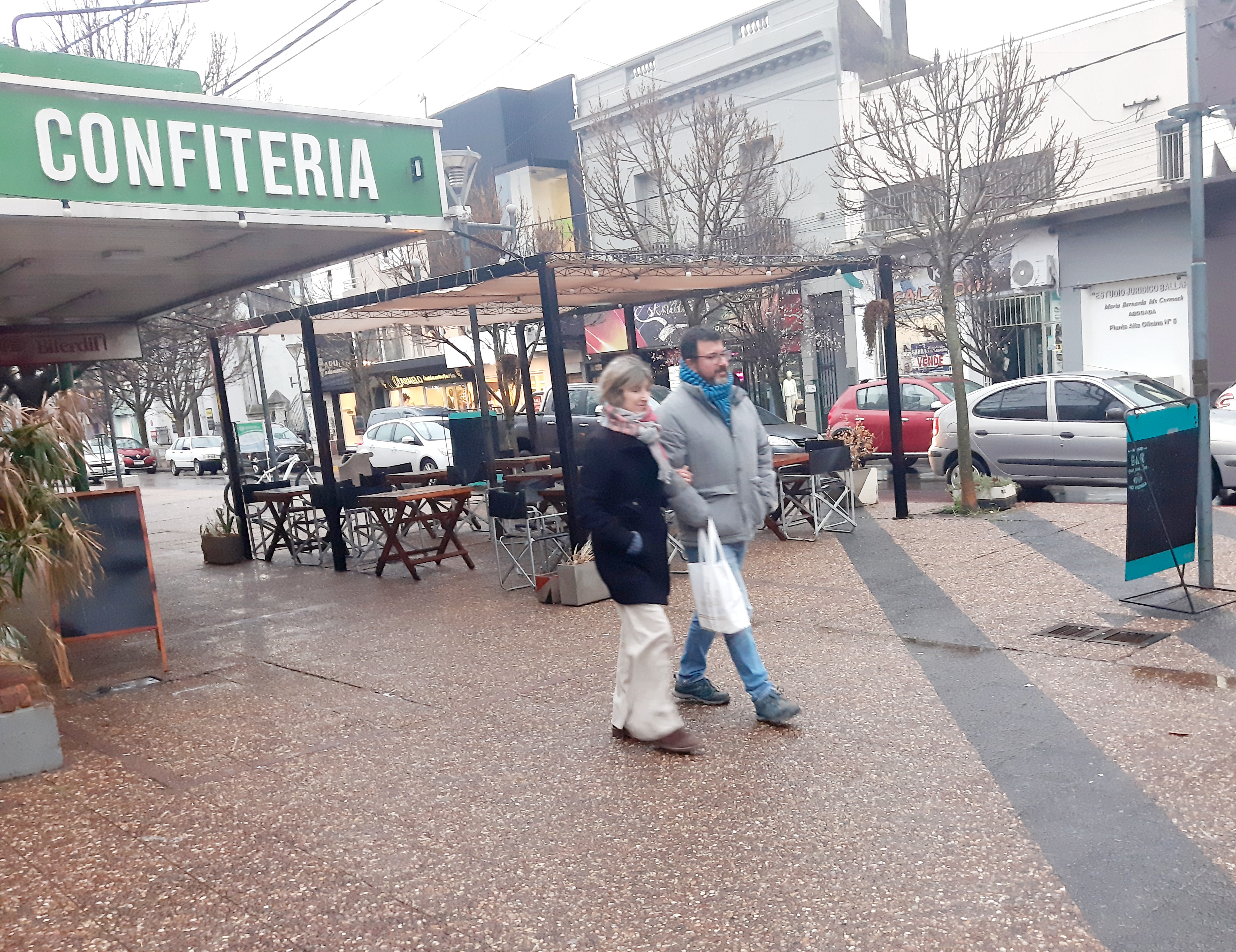 Algunas parejas desafiaron las inclemencias en el Microcentro.